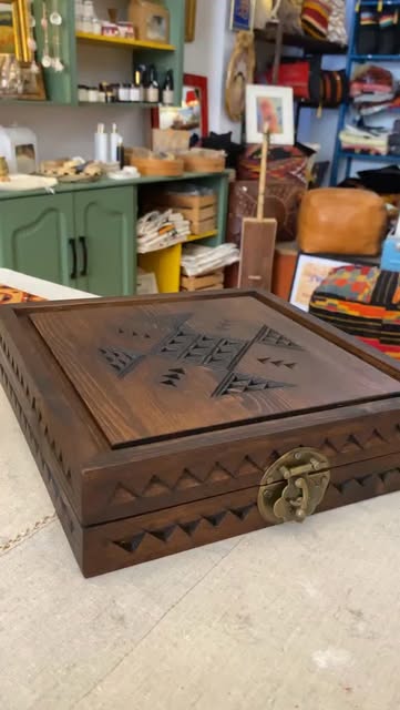 Coffret artisanal en bois sculpté, aux motifs géométriques et au fermoir en métal